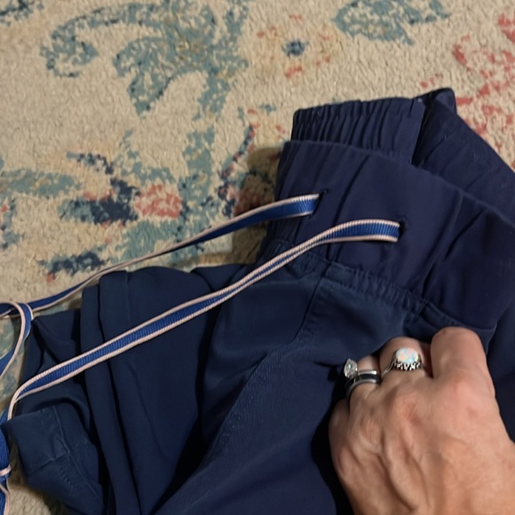 Navy nursing scrubs three pairs m/l fabletics Dolan healing hands - Picture 7 of 7